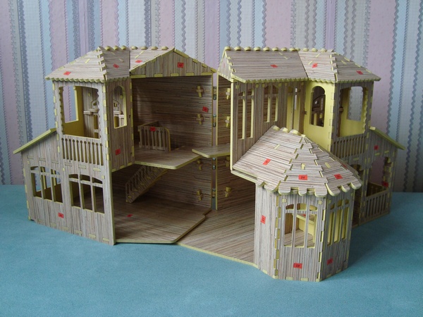 деревянный кукольный домик с мебелью