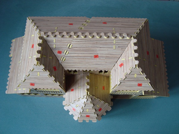 деревянный кукольный домик с мебелью