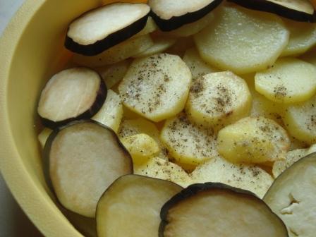 Картофельная запеканка с баклажанами