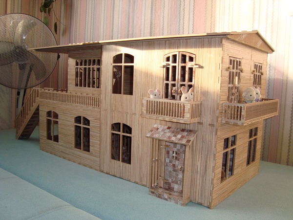 деревянный кукольный домик